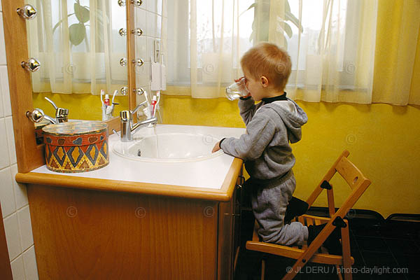 petit garon devant le miroir - little boy in front of mirror